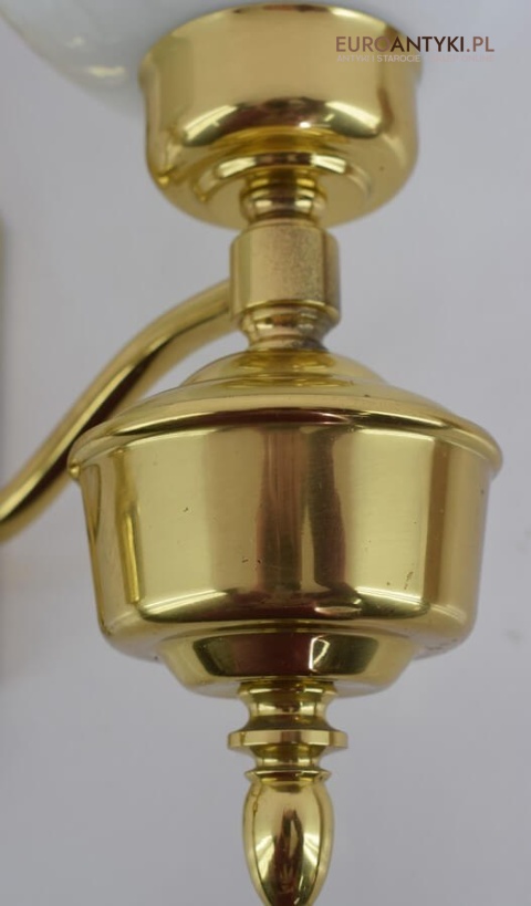 antykwariat z lampami