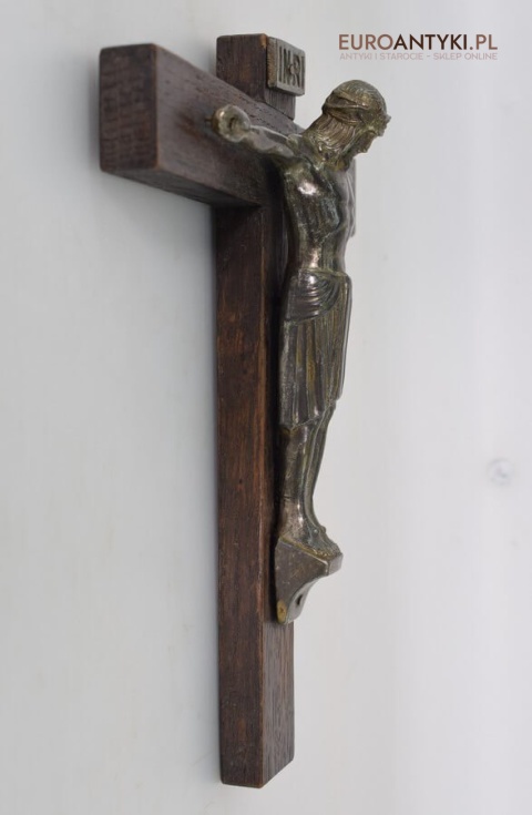 zabytkowy krzyż łaciński