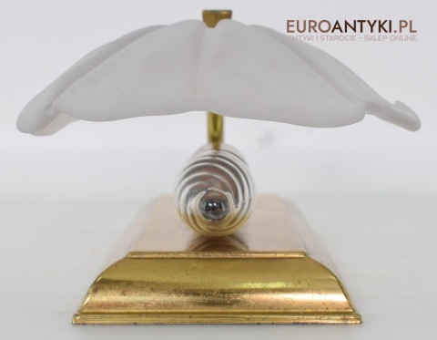 antykwariat z lampami