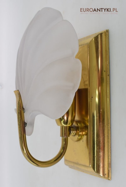 antykwariat z kinkietami