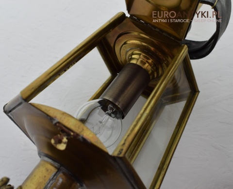 antykwariat z lampami