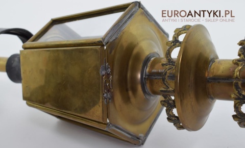 stara mosiężna latarnia