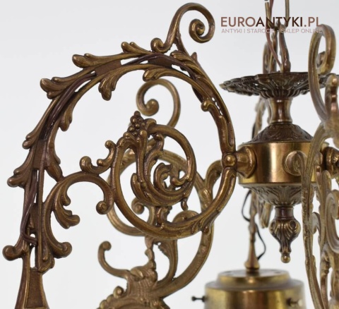 antykwariat z lampami