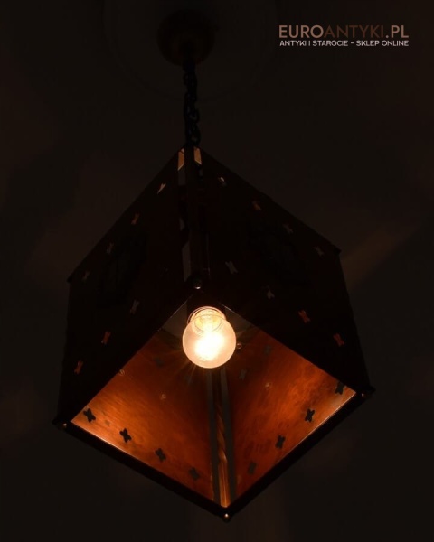 zamkowa lampa