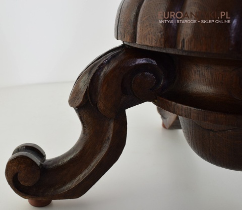 zamkowy wieszak stojący