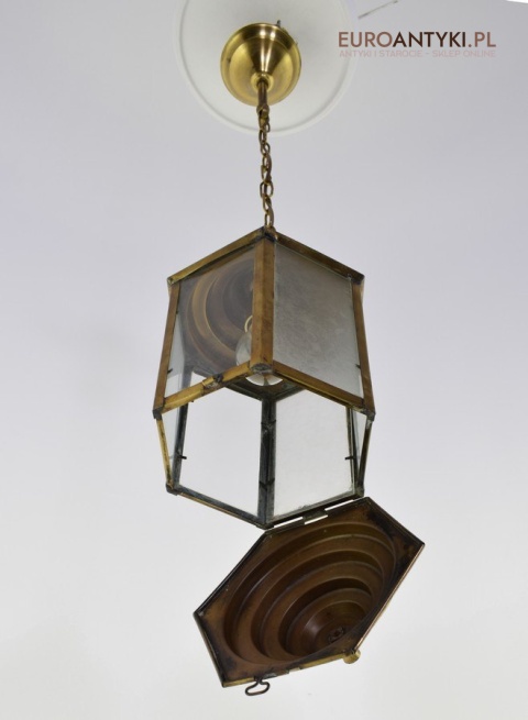 antykwariat z lampami