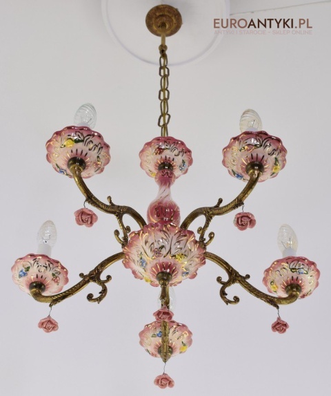 różowy żyrandol porcelanowy