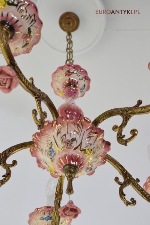 nastrojowy różowy żyrandol