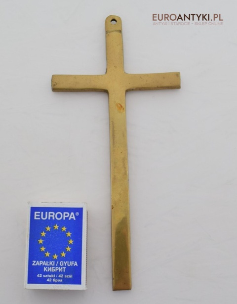 Ascetyczny krzyż mosiężny w prymitywnej purystycznej formie antyczny krzyżyk łaciński