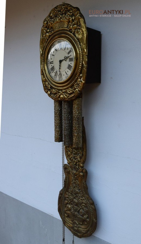 duży mosiężny zegar z wahadłem