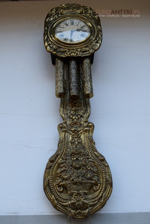 mosiężny zegar z dużym wahadłem