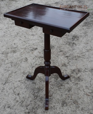 Zabytkowy stoliczek z szufladkami pomocnik antyczny do dworu pałacu