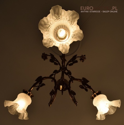 Florystyczna lampa sufitowa żyrandol trójramienny z kloszami zabytkowy dworkowy