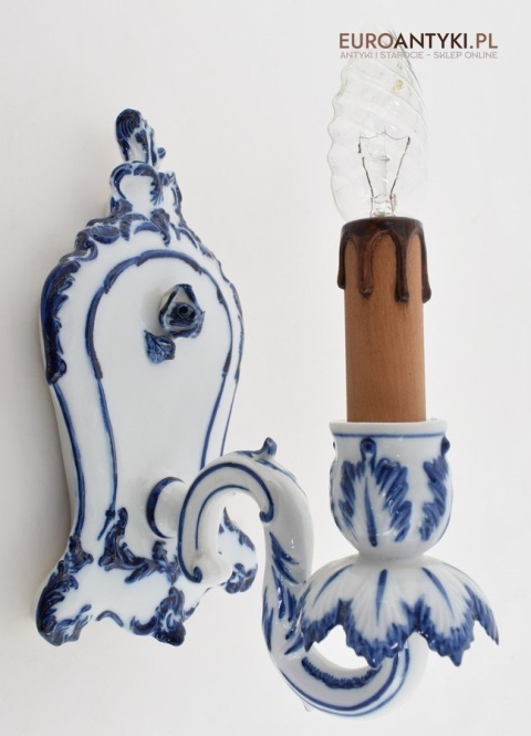 niebieski kinkiet porcelanowy