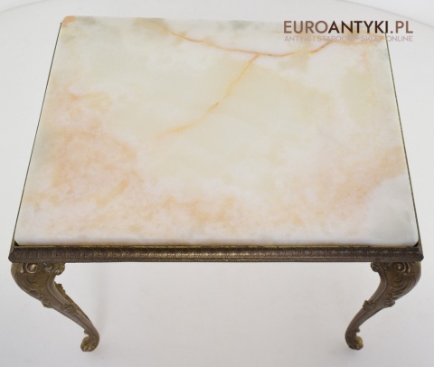 Ozdobny stoliczek z onyksu i mosiądzu w stylu barokowym