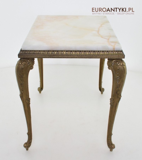 Ozdobny stoliczek z onyksu i mosiądzu w stylu barokowym