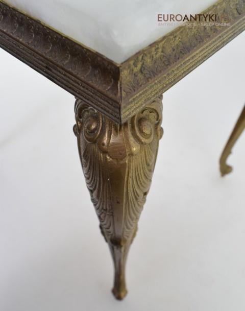 Ozdobny stoliczek z onyksu i mosiądzu w stylu barokowym