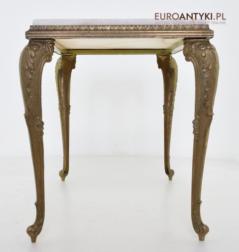 Ozdobny stoliczek z onyksu i mosiądzu w stylu barokowym