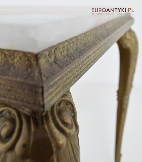 Ozdobny stoliczek z onyksu i mosiądzu w stylu barokowym