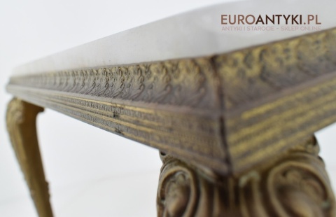 Ozdobny stoliczek z onyksu i mosiądzu w stylu barokowym
