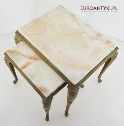 Ozdobny stoliczek z onyksu i mosiądzu w stylu barokowym
