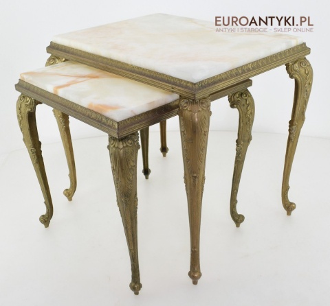 Ozdobny stoliczek z onyksu i mosiądzu w stylu barokowym