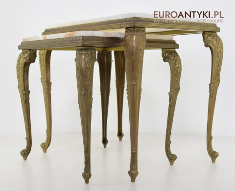 Ozdobny stoliczek z onyksu i mosiądzu w stylu barokowym