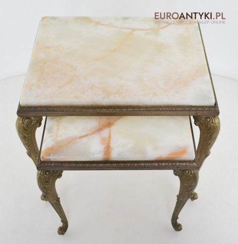 Ozdobny stoliczek z onyksu i mosiądzu w stylu barokowym