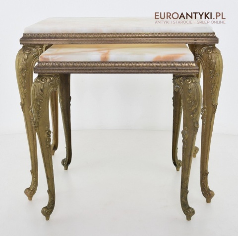 Ozdobny stoliczek z onyksu i mosiądzu w stylu barokowym