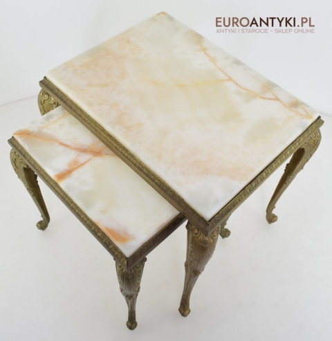 Ozdobny stoliczek z onyksu i mosiądzu w stylu barokowym