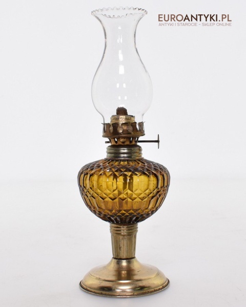 Nostalgiczna lampka naftowa z miodowym kloszem lampa na nafte retro vintage