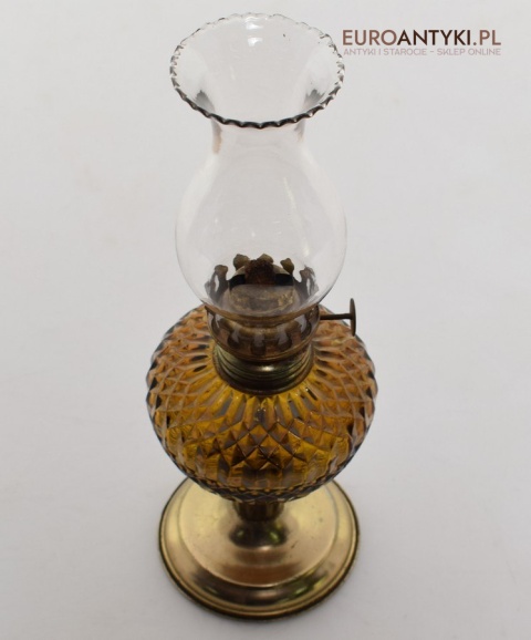 Nostalgiczna lampka naftowa z miodowym kloszem lampa na nafte retro vintage