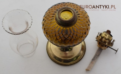 Nostalgiczna lampka naftowa z miodowym kloszem lampa na nafte retro vintage