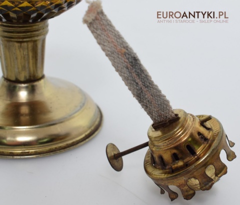 Nostalgiczna lampka naftowa z miodowym kloszem lampa na nafte retro vintage