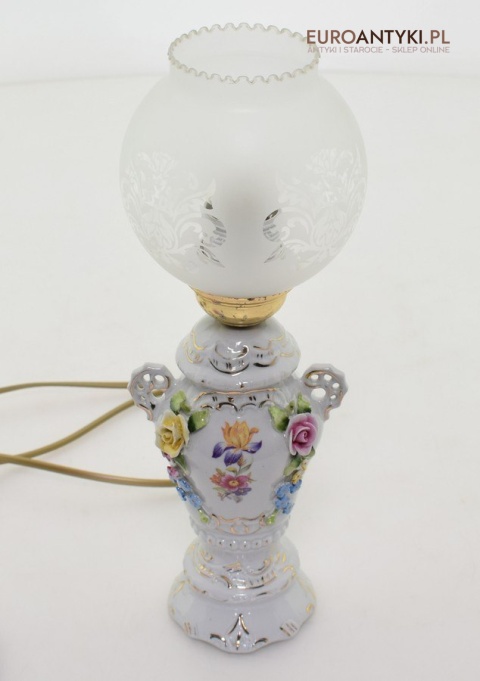 Retro lampka na stolik babcina lampeczka z różyczkami nostalgiczne oświetlenie