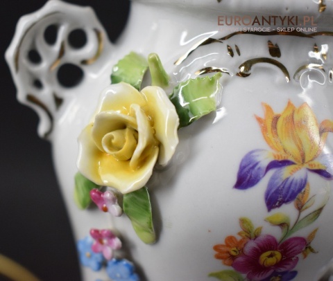 Retro lampka na stolik babcina lampeczka z różyczkami nostalgiczne oświetlenie