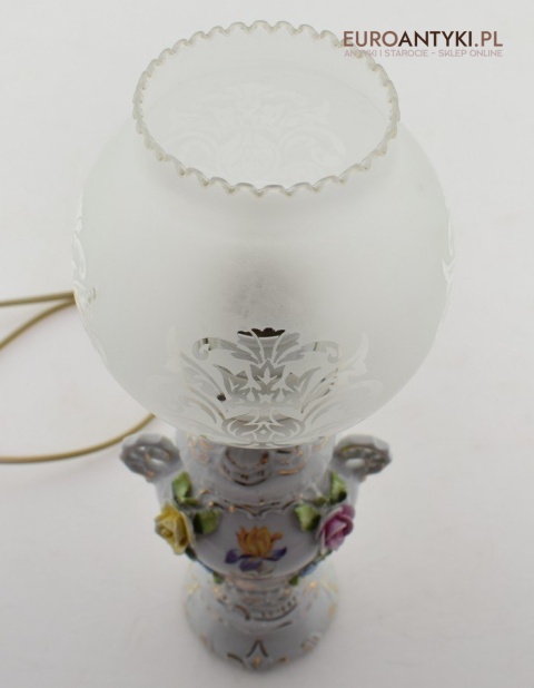 Retro lampka na stolik babcina lampeczka z różyczkami nostalgiczne oświetlenie