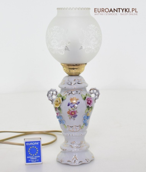 Retro lampka na stolik babcina lampeczka z różyczkami nostalgiczne oświetlenie