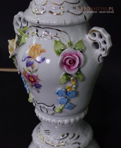 Retro lampka na stolik babcina lampeczka z różyczkami nostalgiczne oświetlenie