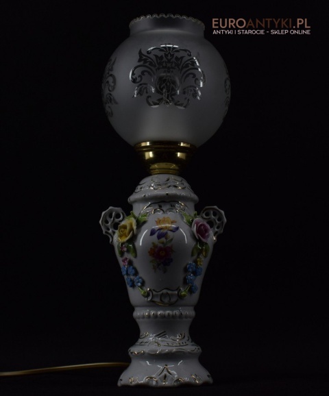 Retro lampka na stolik babcina lampeczka z różyczkami nostalgiczne oświetlenie