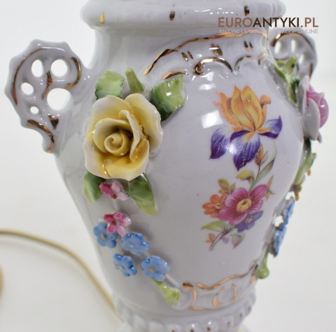 Retro lampka na stolik babcina lampeczka z różyczkami nostalgiczne oświetlenie