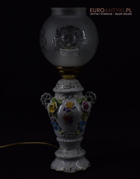 Retro lampka na stolik babcina lampeczka z różyczkami nostalgiczne oświetlenie