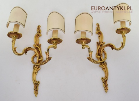 antykwariat z kinkietami