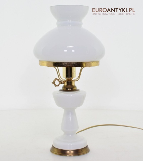 szklana lampa stołowa