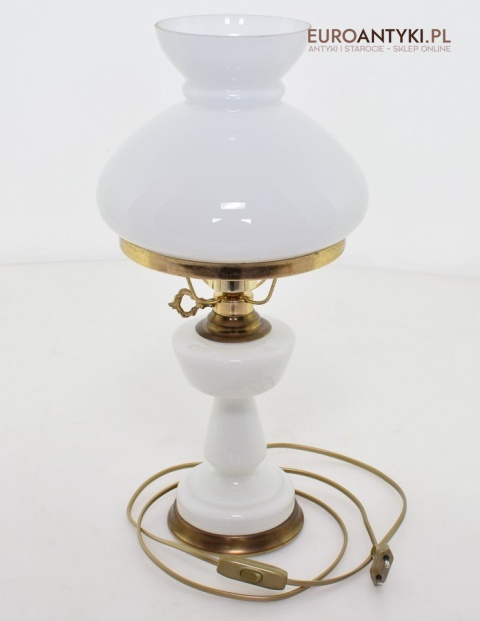 biała lampa na stolik