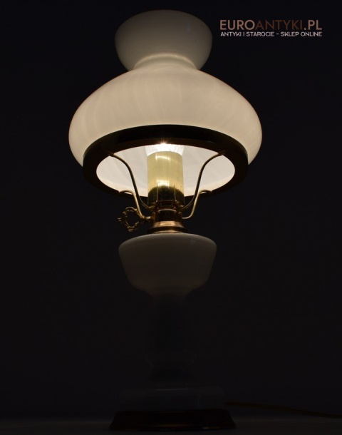 Stara biała szklana lampka klasyczna lampa na stolik babcina oświetlenie retro vintage classic