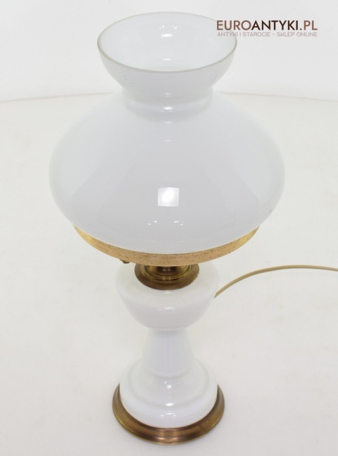 mleczna szklana lampa
