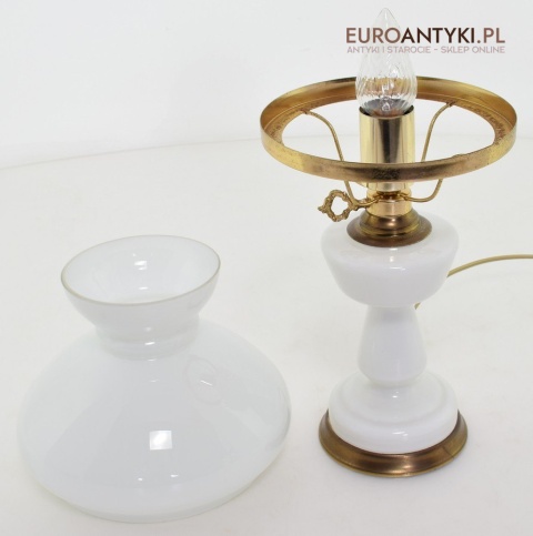 Stara biała szklana lampka klasyczna lampa na stolik babcina oświetlenie retro vintage classic