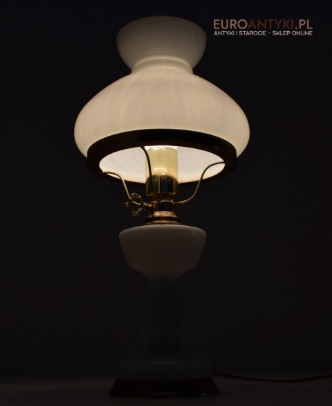 Stara biała szklana lampka klasyczna lampa na stolik babcina oświetlenie retro vintage classic