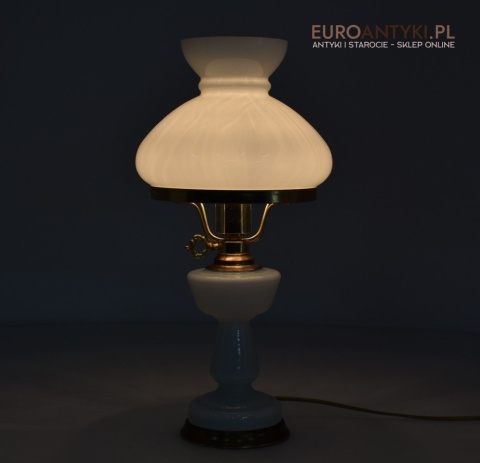 Stara biała szklana lampka klasyczna lampa na stolik babcina oświetlenie retro vintage classic